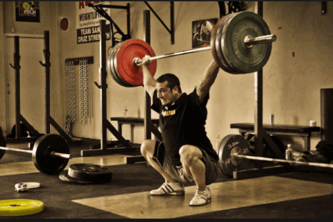 Боль в колене во время подъёма может быть симптомом тендинита надколенной связки