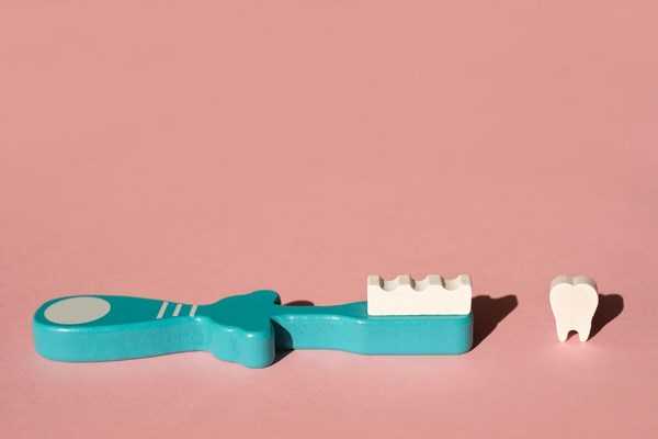 Зуб и зубная щетка