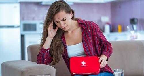 Женщина с аптечкой от мигрени