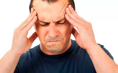 Алкоголик испытывает сильную головную боль - Угодие