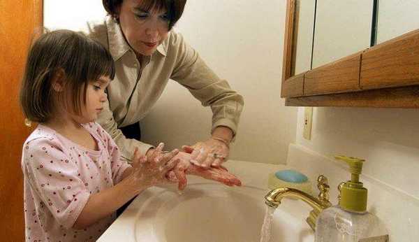 Ребенок моет руки