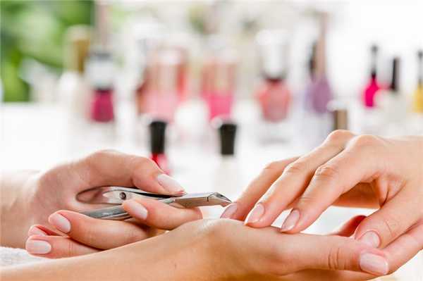 4. Не обрезайте валики у ногтевого ложа