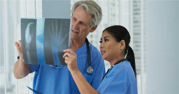 «Дьявольский ребенок»: индийский мальчик с рекордно большими руками