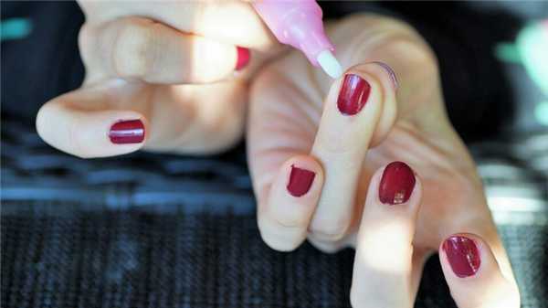 Чтобы привести ногти в хороший вид и позаботиться об их здоровье, стоит использовать масло для ногтей и кутикулы