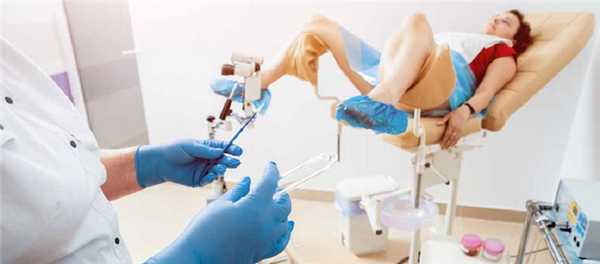 Врач гинеколог готовится брать мазок на степень чистоты у женщины