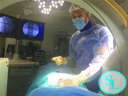 Вертебропластика в Москве. Барченко Б.Ю. цементирует позвонок пораженный гемангиомой