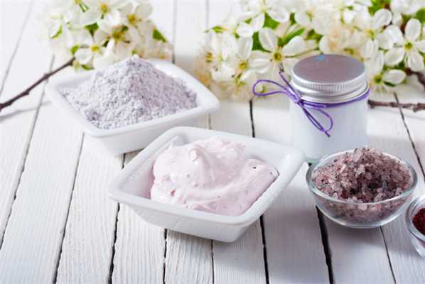 На столе разложены ингредиенты для приготовления маски для блеска и шелковистости волос