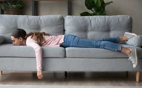 Женщина без сил на диване