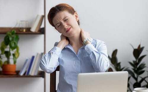 У женщины болит шея и голова