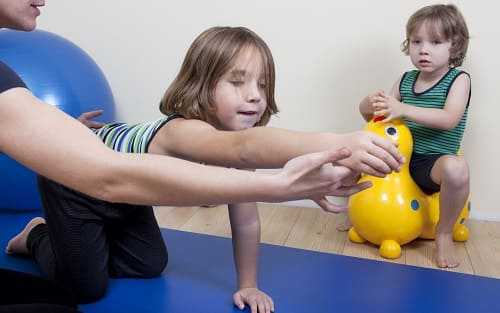 Упражнение ЛФК с ребенком с эпилепсией