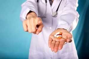 препарат у врача в руке