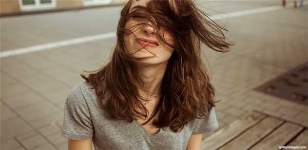 волосы развиваются на ветру