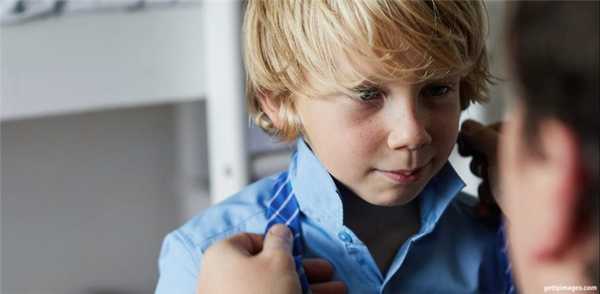 родитель завязывает галстук сыну