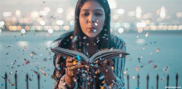 девушка раскрывает книгу