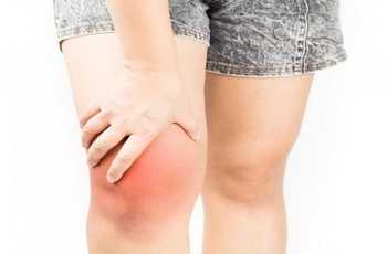 От перенапряжения сухожилий надколенника возникает тенденит с его неприятными симптомами и ограничением в движении. Но знание профилактических мер, своевременная диагностика и лечение позволят избавиться от заболевания.