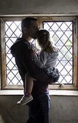 поцелуй отца для девочки