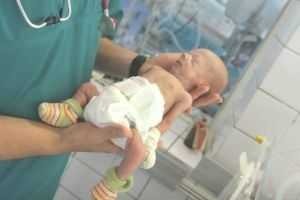 недоношенный младенец