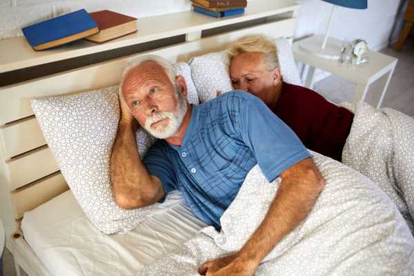 больной деменцией не спит ночью