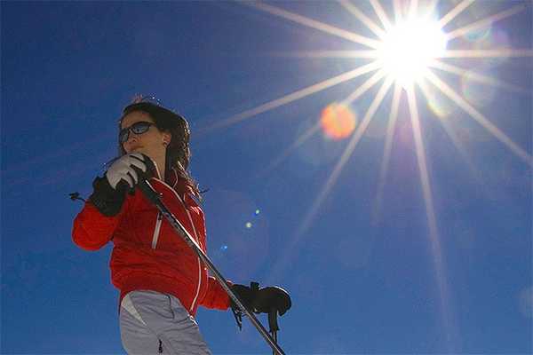 Почему не стоит загорать и смотреть на воду без солнечных очков, и как нашему зрению может повредить катание на горных и водных лыжах