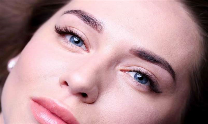 Выразительный «лисий» взгляд с нарощенными ресницами