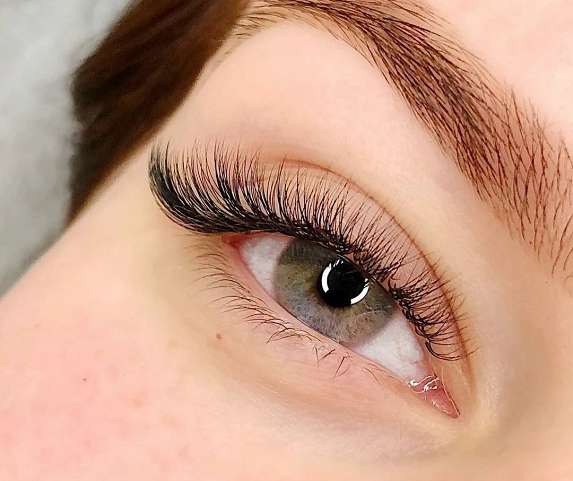 Красивые нарощенные ресницы с лисьим эффектом
