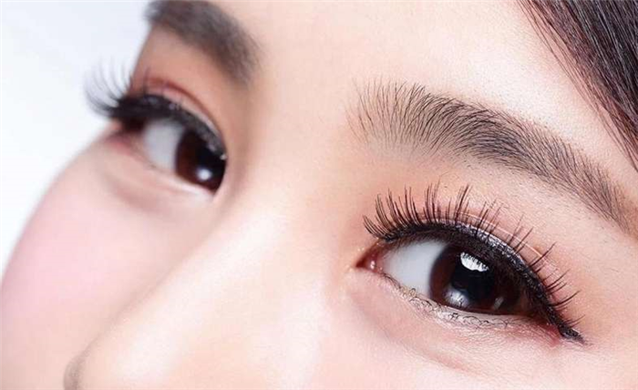 Реснички стрелочки на азиатском разрезе глаз