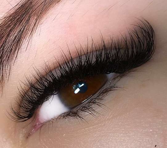 Роскошный объем и лисий эффект нарощенных ресниц