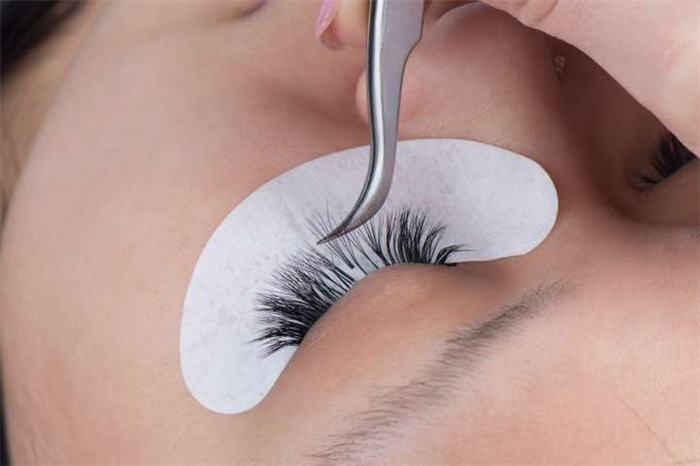 Пучковое наращивание ресниц в салоне красоты