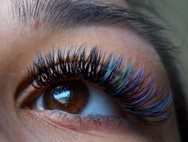 Цветные нарощенные ресницы