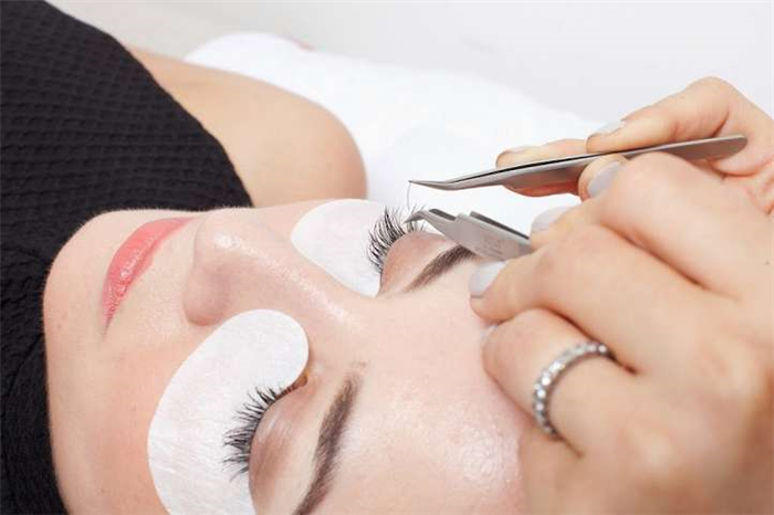 Необходимость коррекции нарощенных ресниц