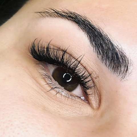 Шикарные нарощенные ресницы с эффектом Кайли