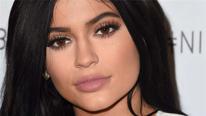 Кайли Дженнерс с кукольно наращенными ресницами