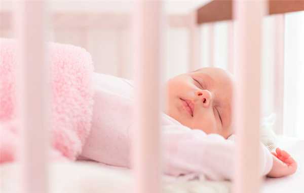 Нужна ли малышу подушка для сна