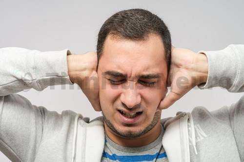 Шум в бывает в одном или обоих ушах