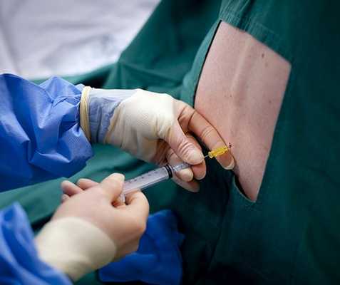 При болях в спине раствор новокаина вводят в мягкие ткани около позвоночного столба