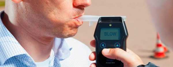 Алкометр в работе