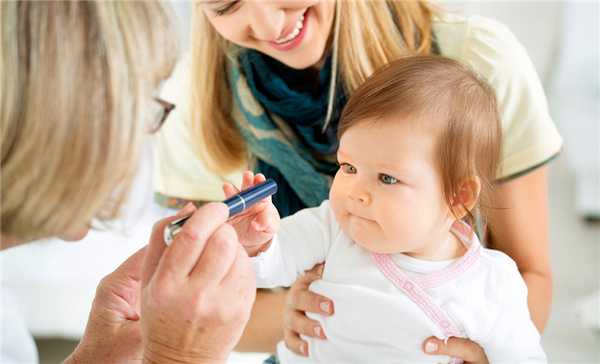 Обычно это происходит до достижения ребенком одного года