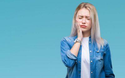 Острая зубная боль у женщины