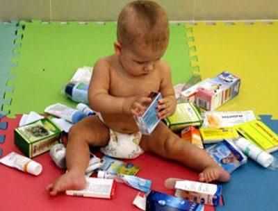 Ребенок играет лекарствами