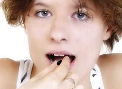 Девушка с таблеткой активированного угля