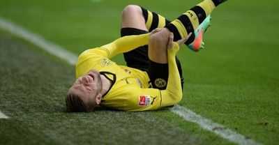 Острая боль в колене футболиста