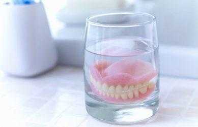 Замачивание зубного протеза в специальных растворах