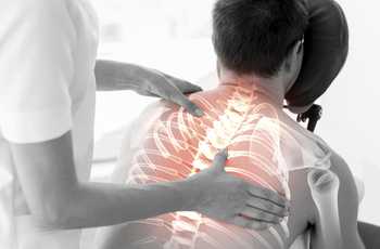 Диагностика остеохондроза включает в себя три этапа: составление анамнеза, физикальное обследование и обследование с применением медицинского оборудования.