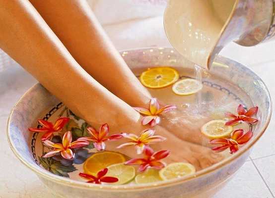 Распаривание кожи стоп с маслами, цветами и лимоном