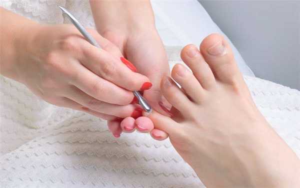 Обработка кутикулы при комбинированном педикюре