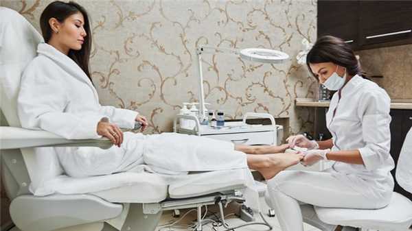 Проведение педикюра в салоне