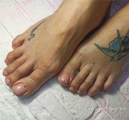 Классический педикюр с однотонным нюдовым покрытием