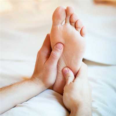 Массаж стоп и втирание крема