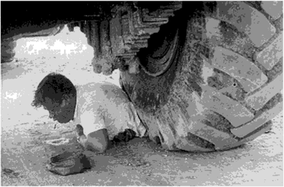 Перекатывание колеса грузового транспорта через тело человека в поперечном направлении