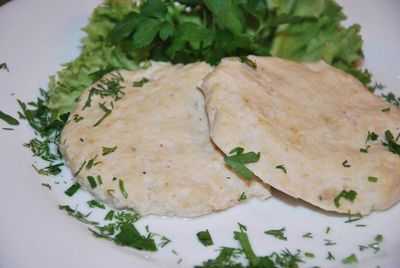 Паровые котлеты из говядины на тарелке